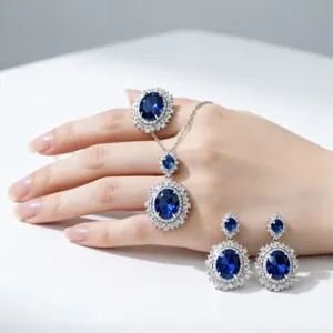 Vista dettagliata del set di gioielli di lusso con gemme blu, collana, anello e orecchini