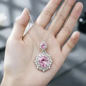 Dettaglio di una lussuosa collana in argento con pendente in gemma rosa brillante
