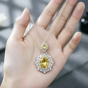 Dettaglio di una collana di lusso con pietre preziose gialle e cristalli scintillanti.