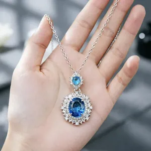 Vista dettagliata della collana con pendente in topazio blu e incastonatura pavé