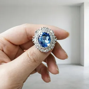 Dettaglio ravvicinato di un anello in argento con topazio blu ovale e diamanti