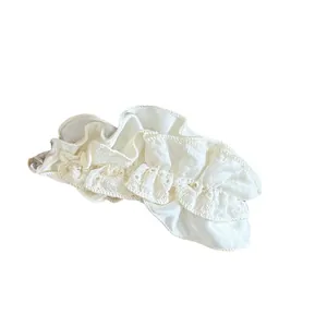 Elegante witte satijnen scrunchie met kant en ruches voor een stijlvol kapsel
