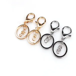 Detailansicht hochwertiger Schlüsselanhänger aus Zinklegierung in Gold und Silber