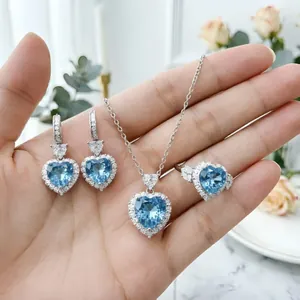 Vista dettagliata di una parure di gioielli con pietre preziose a cuore blu.