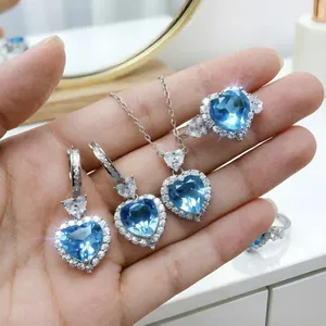 Dettaglio ravvicinato del set di gioielli con pietre blu a forma di cuore.