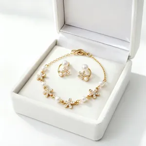 Elegante set di gioielli con perle e strass floreali in una scatola regalo di velluto bianco