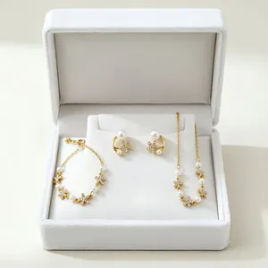 Elegante set di gioielli con fiori di perle in una scatola regalo di velluto bianco