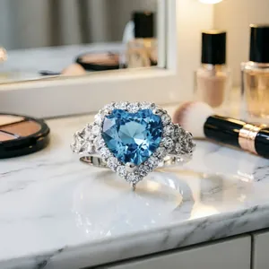 Macro di un lussuoso anello con gemma blu a cuore e un brillante halo di diamanti