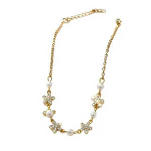 Elegante collana dorata con perle e pendenti a forma di fiore in strass brillanti da donna
