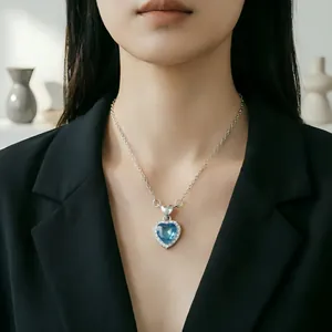 Elegante collana con ciondolo a cuore in cristallo blu indossata da una modella