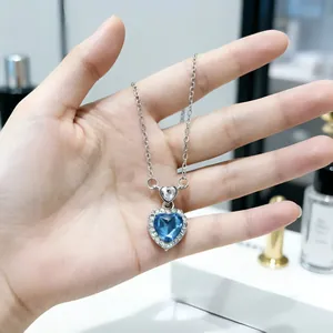Dettaglio ravvicinato di una collana Cuore dell'Oceano d'argento con cristallo blu
