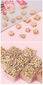 Verscheidenheid aan glanzende gouden CCB-kralen in organizer voor DIY-sieraden maken.
