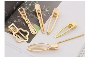 Gedetailleerd overzicht van gouden metalen doe-het-zelf haarclip-accessoires en klemmen.