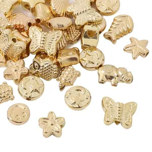 Gouden CCB-kralen in de vorm van een ster, vlinder en smiley voor het maken van DIY-sieraden.