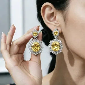 Elegante primo piano di lussuosi orecchini a girasole in cristallo giallo su modella