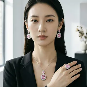 Set di gioielli lussuosi con pietre rosa su modella incluse collana, orecchini e anello