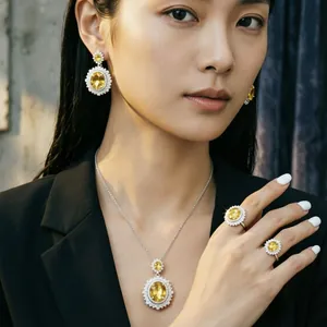 Elegante modella che indossa un set di gioielli di lusso con citrino giallo, collana e anelli