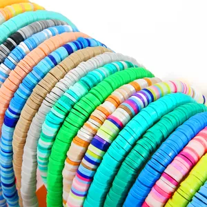 Détail macro de perles Heishi colorées de 6mm en argile polymère pour bijoux DIY