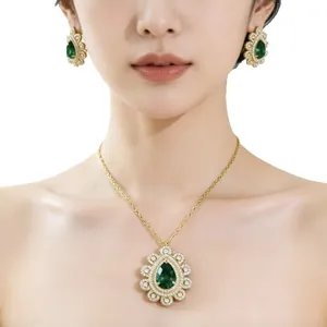 Elegante set di gioielli di lusso con pietre preziose a goccia verdi, collana e orecchini