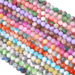 Dettaglio ravvicinato di perle di giada persiana sintetica colorate per la creazione di gioielli
