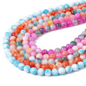 Primo piano di perle colorate in finta giada persiana marmorizzata per gioielli fai da te