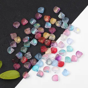 Gedetailleerde weergave van iriserende glazen schelpkralen voor DIY-sieraden maken
