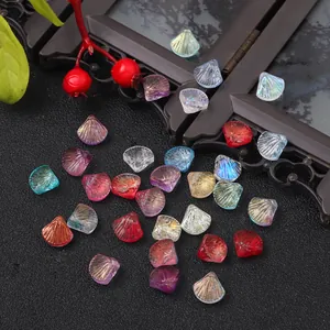 Gedetailleerd overzicht van kleurrijke iriserende schelpkralen voor DIY sieraden