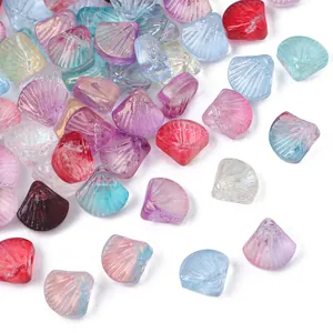 Kleurrijke iriserende glazen kralen in de vorm van een schelp voor DIY-sieraden maken
