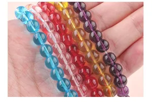 Vue détaillée de perles rondes en verre de cristal coloré pour bijoux faits main