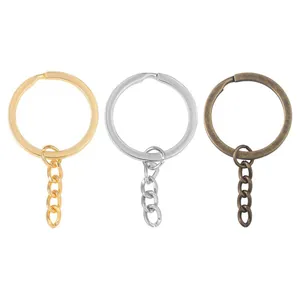 Set di tre portachiavi in metallo con catenelle a 4 anelli in oro, argento e bronzo.