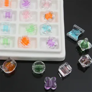 Gros plan de perles acryliques colorées en forme de cœur de bonbon et formes variées