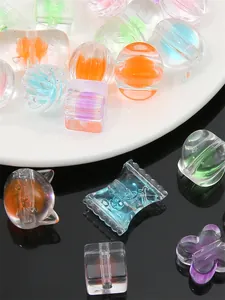 Détail de perles acryliques colorées en forme de bonbon pour la fabrication de bijoux