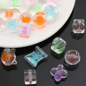 Gros plan de perles en acrylique colorées en formes de papillon et bonbon pour bijoux