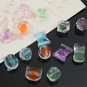 Gros plan de perles acryliques colorées aux formes variées pour la création de bijoux DIY