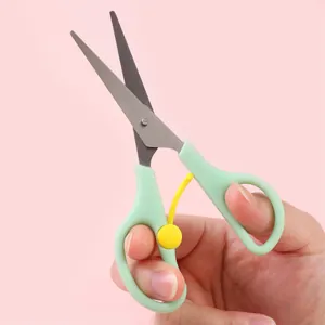 Tijeras de bricolaje ergonómicas de 14 cm con hojas de acero y fondo rosa.