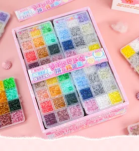 Nahaufnahme des 12-farbigen 2,6-mm-Bügelperlen-Sets in einer rosa Aufbewahrungsbox.