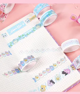 Gros plan de rubans adhésifs washi mignons avec motifs d'animaux sur un carnet