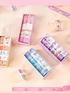 Gros plan sur des coffrets de ruban washi extraterrestre pour projets de journaling DIY