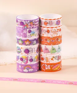Gros plan de rouleaux de ruban washi décoratifs avec motifs mignons d'astronautes