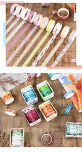 Close-up van diverse washi-tapesets met patronen in kleurrijke geschenkdozen voor scrapbooks