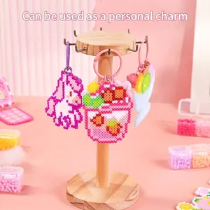 Kreative DIY-Anhänger aus bunten Bügelperlen mit niedlichen Pixel-Art-Designs für Kinder
