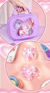 Detalle de pinzas para el pelo de flores rosas y maletín de juguetes morado para niñas