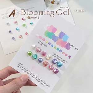 Gros plan sur 12 échantillons de gel blooming nacré pour le design d'ongles dégradés métalliques