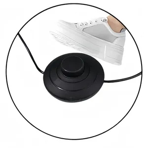 Primo piano dell'interruttore a pedale nero per accessori lampada LED UV per unghie