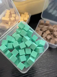 Primer plano de cubos de esponja verde menta de alta densidad para degradado de uñas