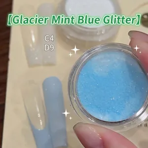 Primo piano di polvere glitterata blu menta glaciale scintillante per nail art.