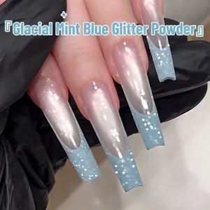 Primo piano di unghie lunghe con sfumatura glitter blu menta glaciale