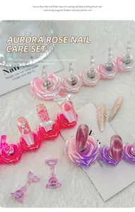 Close-up van hartvormige magnetische nagelhouders in roze en paars parelmoer