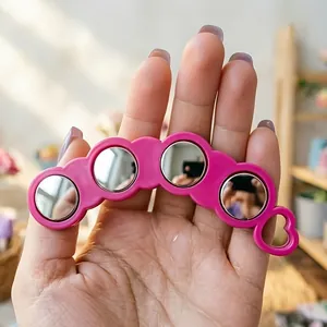 Detaillierte Makroansicht des rosa Multifunktions Katzenaugen Nagelmagnets für die Nagelkunst