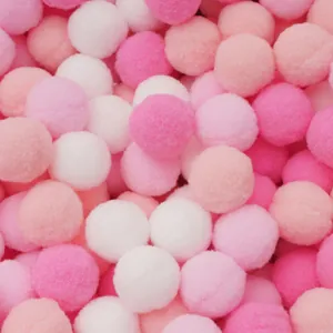 Sortierte weiche rosa und weiße Polyester-Pompons für kreative DIY-Bastelarbeiten